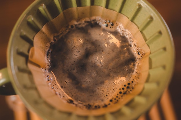 Hipster-Barista gießt ein heißes Wasser zur Kaffeezubereitung mit Tropf- oder Filterstil im Café Slow Brew für Koffein-Aroma-Getränk in Tasse frischen schwarzen Kaffee und Espresso zum Frühstück