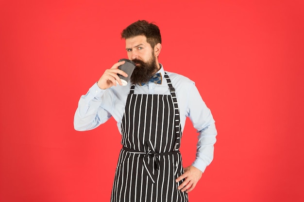 Hipster Barista Hold Cup frisch gebrühter Filterkaffee Kaffee, der durch langsames Gießen von heißem Wasser durch zerkleinerte Bohnen im Filter hergestellt wird. Dritte Welle ist Bewegung, um hochwertigen Kaffee zu produzieren. Den besten Kaffee zu machen