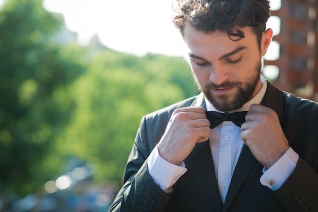 Foto hipster bonito homem elegante moderno