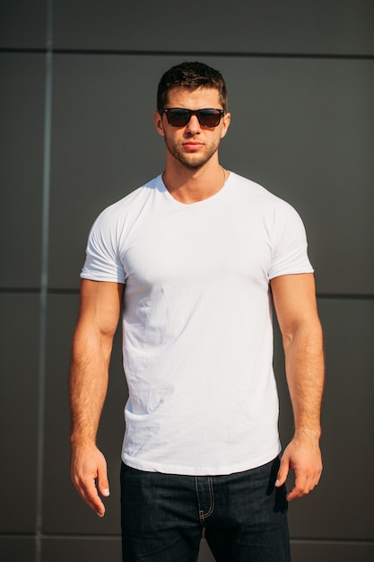 Hipster con camiseta blanca en blanco con espacio para su logo