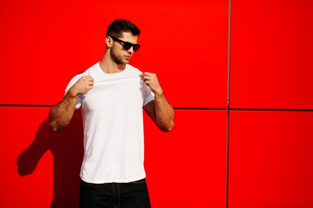 Hipster con camiseta blanca en blanco con espacio para su logo