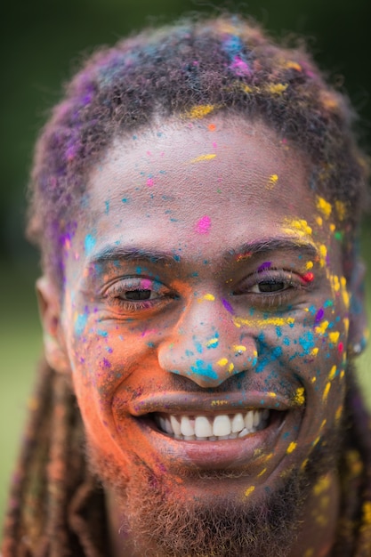 Foto hipster coberto de tinta em pó