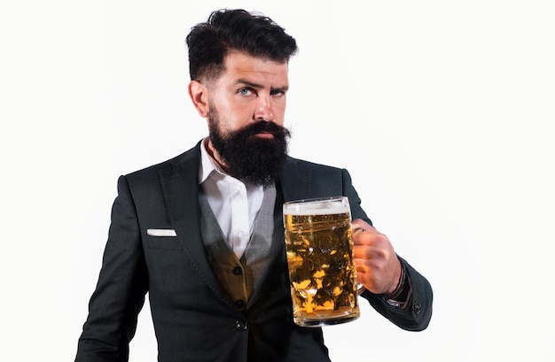 Foto hipster com barba e bigode em terno bebe cerveja depois do dia de trabalho hora da cerveja barman bonito segurando uma grande xícara de cerveja