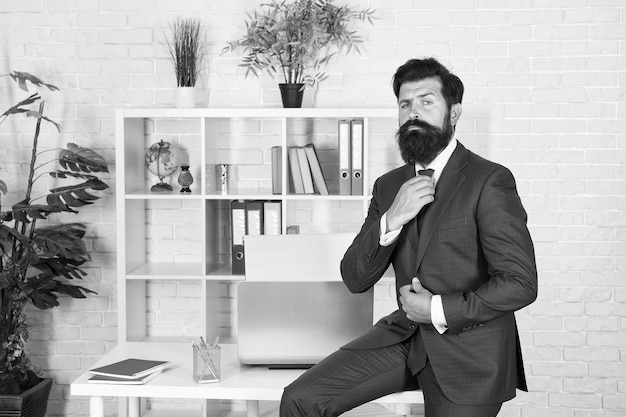 Hipster com contas de homem lançou projeto de inicialização Proprietário da empresa Traje formal de trabalhador de escritório Entrevista de emprego Negócios modernos Serviços de consultoria de negócios Desenvolvendo negócios Fazendo carreira Chefe no escritório