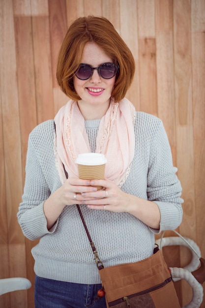 Hipster de cabelo vermelho beber café