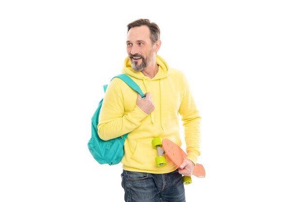 Hipster de homem maduro bonito com capuz com mochila e penny board isolado no longboard branco