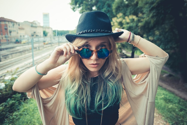 Foto hipster de mulher linda jovem de cabelos loiros