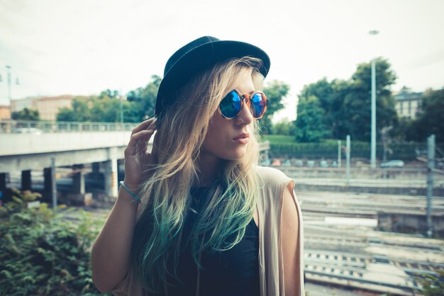 hipster de mulher linda jovem de cabelos loiros