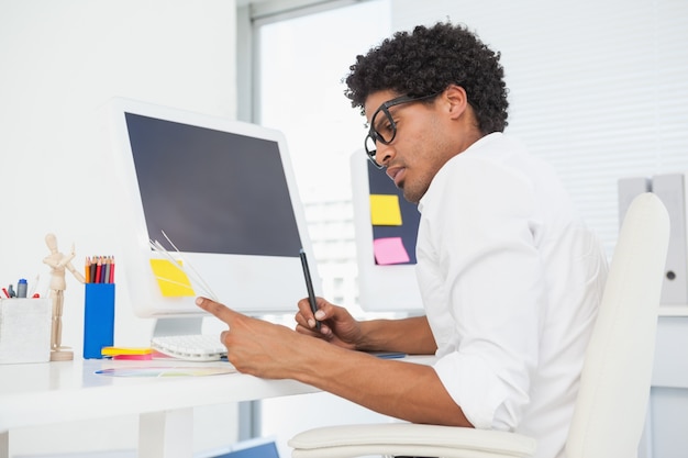 Hipster designer trabalhando em sua mesa