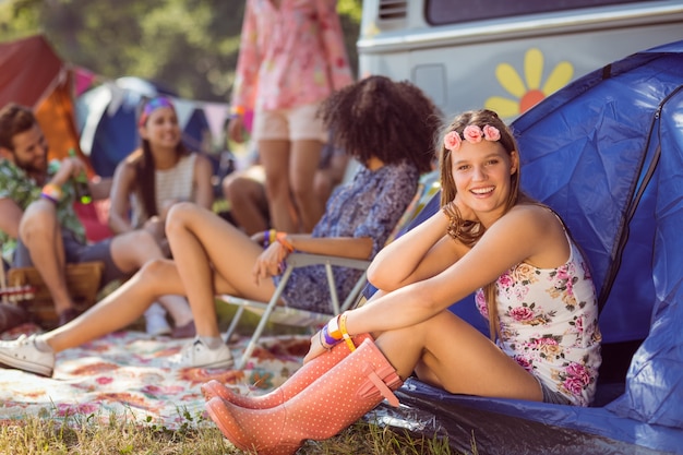 Hipster despreocupado sorrindo no acampamento