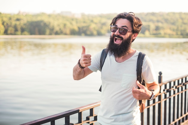 Foto hipster em férias junto ao lago