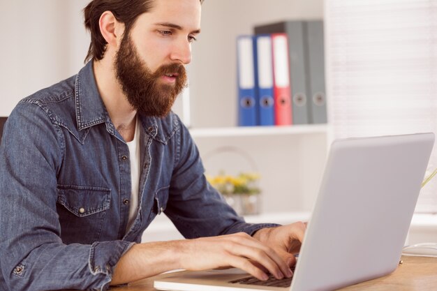 Hipster empresário trabalhando em sua mesa