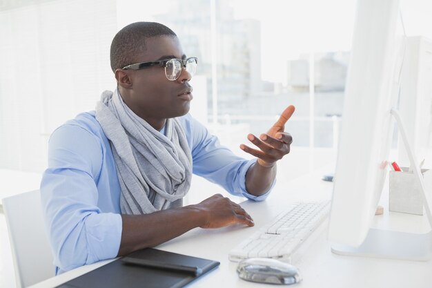 Hipster empresário trabalhando em sua mesa