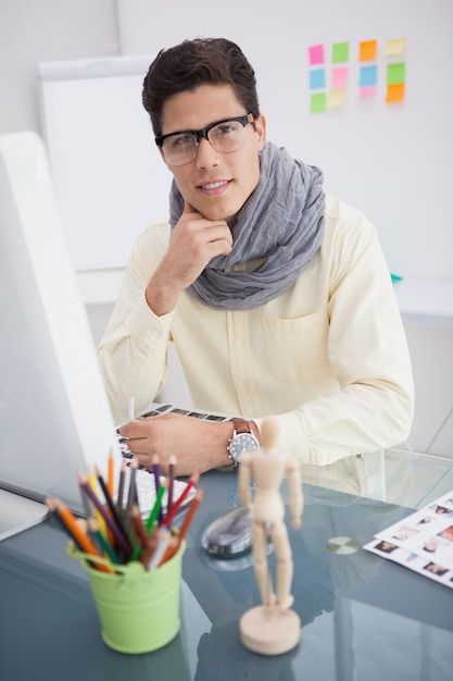 Hipster empresário trabalhando em sua mesa