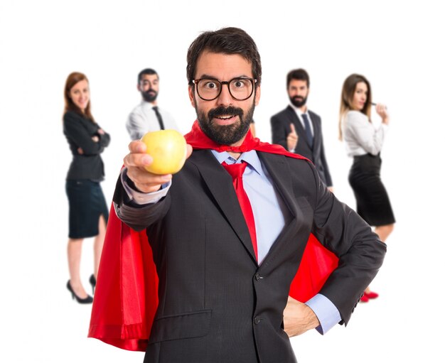 Hipster empresário vestido como super-herói segurando uma maçã