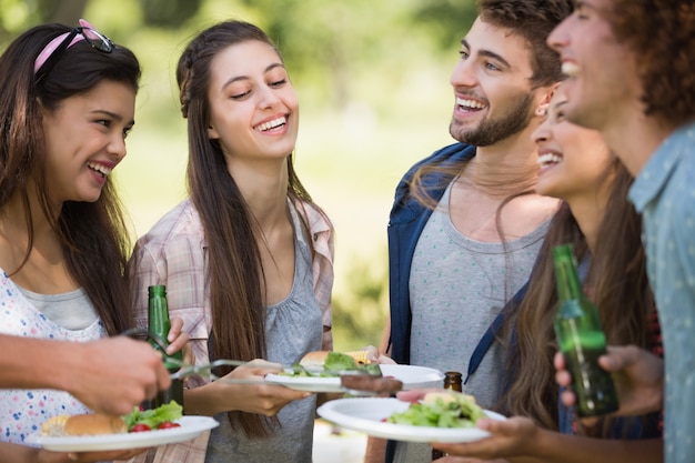 Hipster essen zu Mittag und Bier