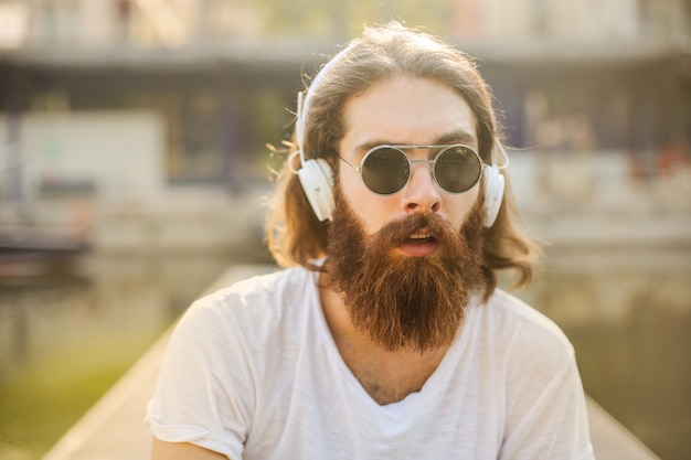 Hipster estilo homem ouvindo música