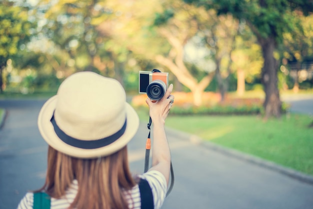 Hipster estilo mulheres selfie foto na rua