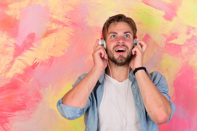 Hipster con estilo de ojos azules con teléfono inteligente