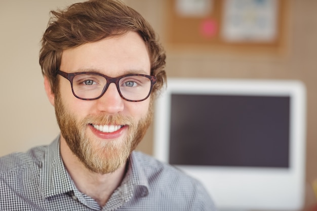 Hipster farpado sorrindo para a câmera