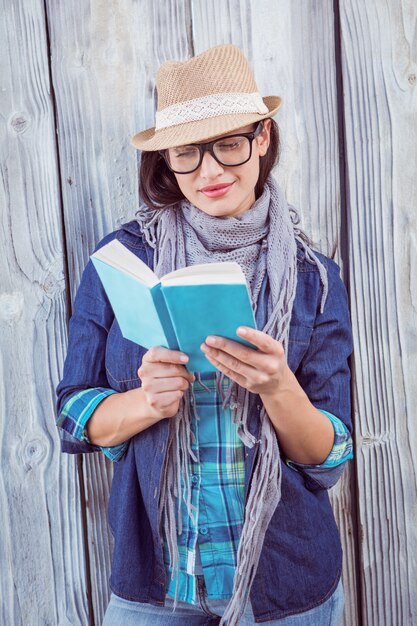 Hipster feliz leyendo un libro