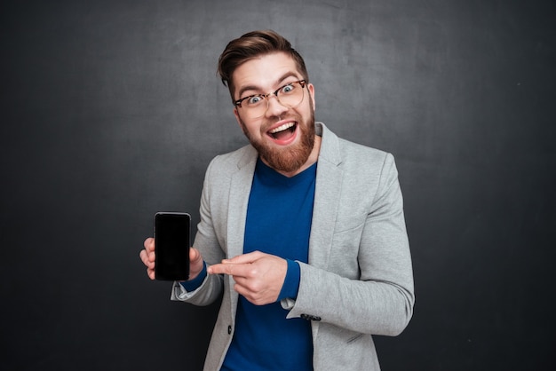 Hipster feliz con teléfono