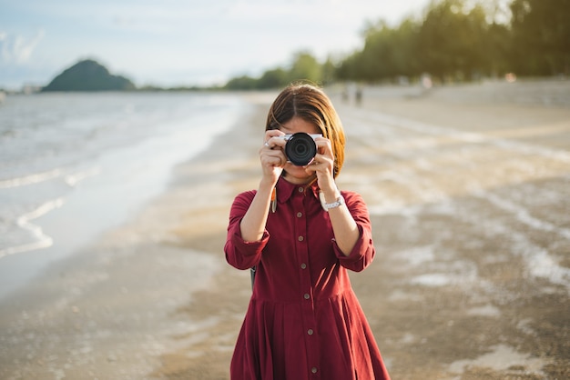 Hipster Frau machen Sie ein Foto am Strand am Meer