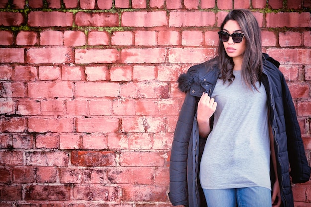 Hipster-Frau mit leerem T-Shirt für Ihr Design