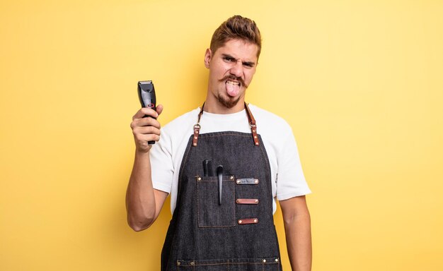 Hipster-Friseur-Mann, der sich angewidert und irritiert fühlt und die Zunge rausstreckt