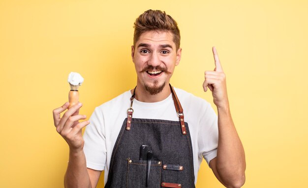 Hipster-Friseurmann, der sich wie ein glückliches und aufgeregtes Genie fühlt, nachdem er eine Idee verwirklicht hat