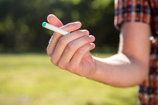 Hipster fumando um cigarro eletrônico