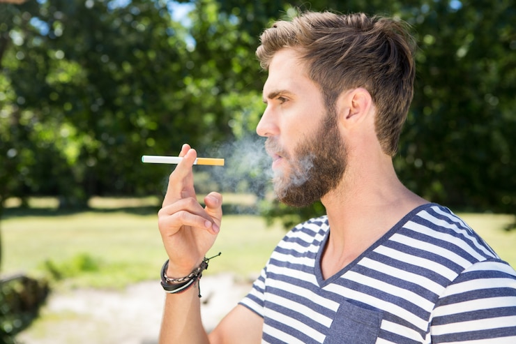 Foto hipster fumar cigarrillo electrónico