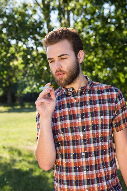 Hipster fume um cigarro eletrônico