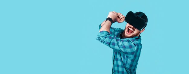 Hipster en gafas de realidad virtual juega emocionalmente el juego, concepto de nuevas tecnologías en la vida moderna