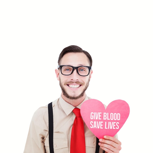 Hipster geek sonriendo y sosteniendo la tarjeta del corazón contra dar sangre salvar vidas