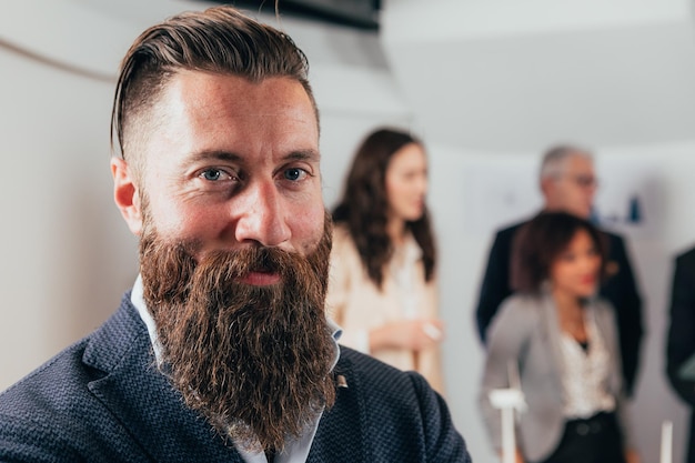 Hipster-Geschäftsmann im Büro mit Kollegen