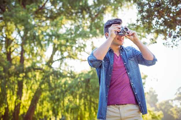 Hipster guapo con cámara vintage