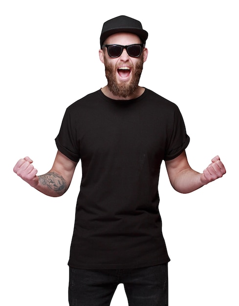 Foto hipster guapo modelo masculino con barba vistiendo camiseta negra en blanco aislada sobre fondo blanco