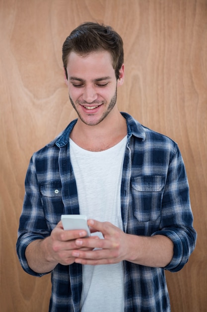 Hipster guapo con smartphone