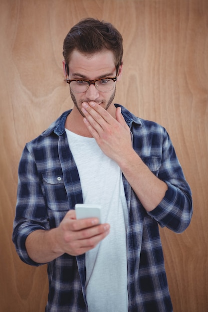 Foto hipster guapo con smartphone