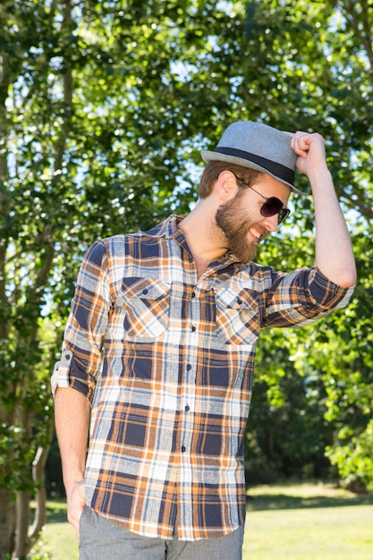 Hipster guapo sonriendo en el parque