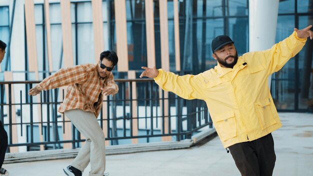 Hipster hábil realiza break dancing mientras la pareja baila juntos esfuerzo