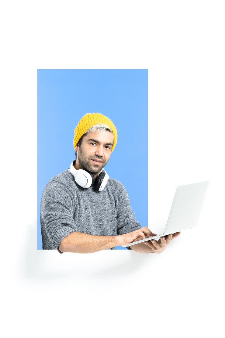 Foto hipster hispânico trabalhando em rede de freelancer de laptop com espaço de cópia em branco