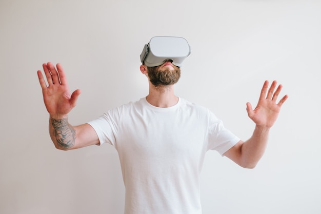 Hipster de hombre con barba con gafas de realidad virtual