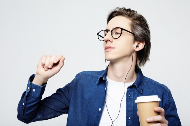 Hipster homem de pé com café para viagem