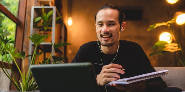 Hipster homem ou empresário trabalhando com comunicação digital videoconferência reunião on-line em casa, empresário ou estudante trabalhando com laptop, tecnologia para empregos modernos em home office