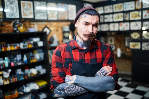 Foto hipster in tattoo-werkstatt