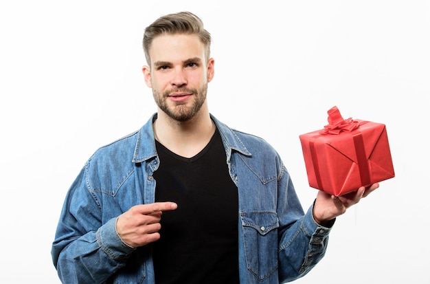 Hipster Jeanshemd halten Geschenkbox weißen Hintergrund Liebe und romantische Gefühle Konzept Mann mit Bart und glücklichem Gesicht feiern Valentinstag Valentinstag Geschenk Geschenk für Freundin Romantisches Geschenk