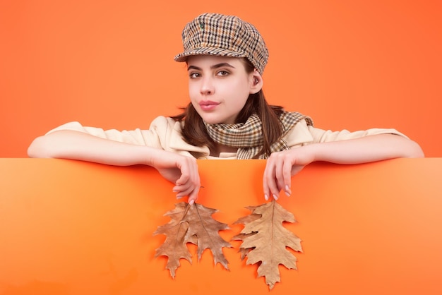 Hipster jovem mulher na moda outfit de outono elegante chapéu e lenço beleza menina segurar outono