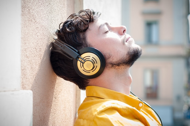 Foto hipster jovem ouvindo música